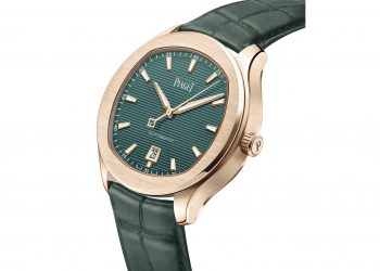 A man’s model with a strong character, this self-winding watch has a casual elegance that is ideal for every occasion. Housed in a case-middle combining round and cushion-shaped forms in the purest Piaget aesthetic tradition, the green-coloured horizontal guilloché dial, divided up by luminescent applied hour-markers, displays hours, minutes and seconds, and the date at 6 o’clock. The 42 mm-diameter gold case, water-resistant to 10 ATM, displays an elegant interplay of alternating polished and satin-brushed finishes. Its sapphire crystal case back reveals the refined finishings of the Piaget 1110P Manufacture self-winding movement and its slate grey coloured oscillating weight, engraved with the Piaget coat-of-arms. As the ultimate aesthetic detail, the trotteuse hand is decorated with an openworked letter “P”, the symbol of the famous Swiss watchmaker.